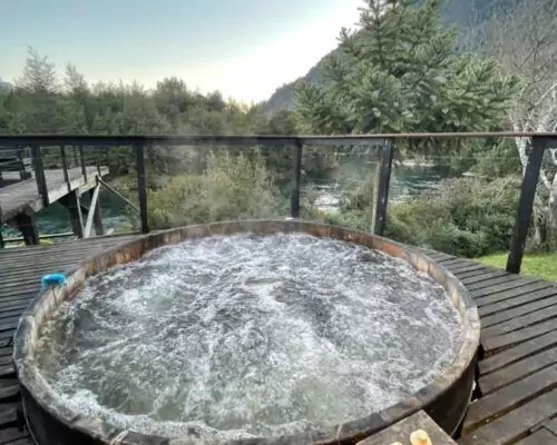 cabanas con tinajas en pucon river lodge