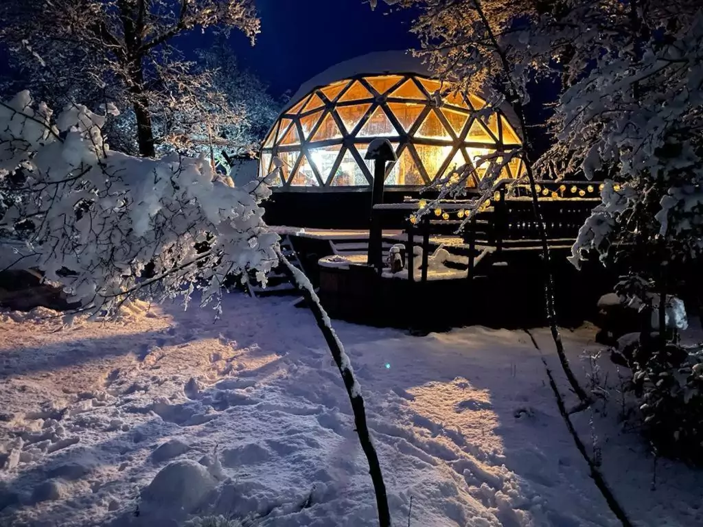 cabanas con tinajas en los lleuques black domes suites 3